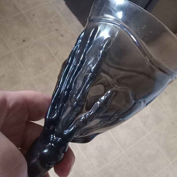 Pair of Skull Drinking Cups - Picture 4 of 6